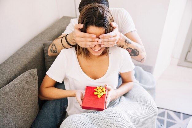 Man die verrassing voor vrouw maakt