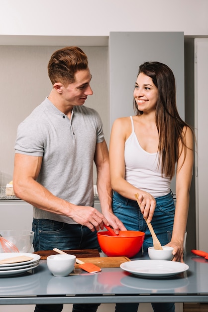 Man die vrouw met het koken van voedsel helpt