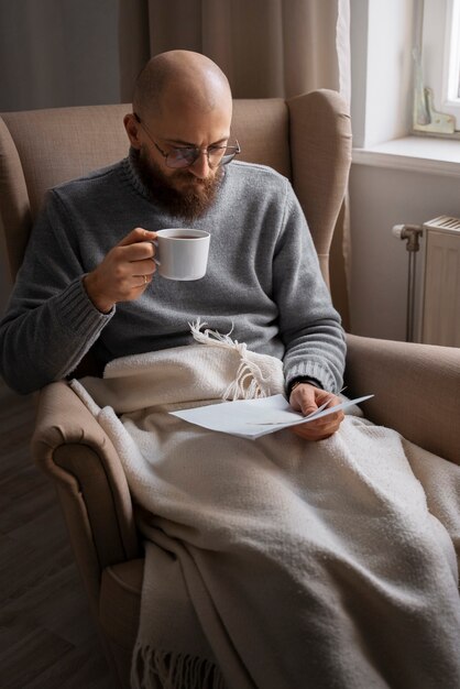 Man die warme drank drinkt tijdens energiecrisis