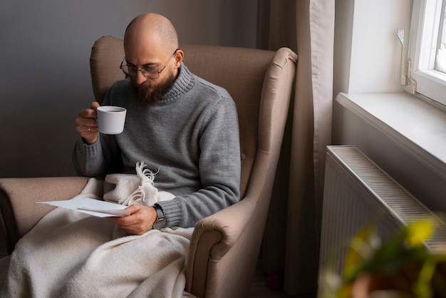 Man die warme drank drinkt tijdens energiecrisis