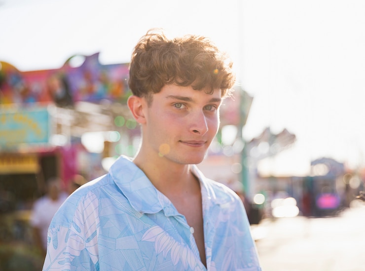 Gratis Foto man die zich voordeed tijdens het kijken naar camera