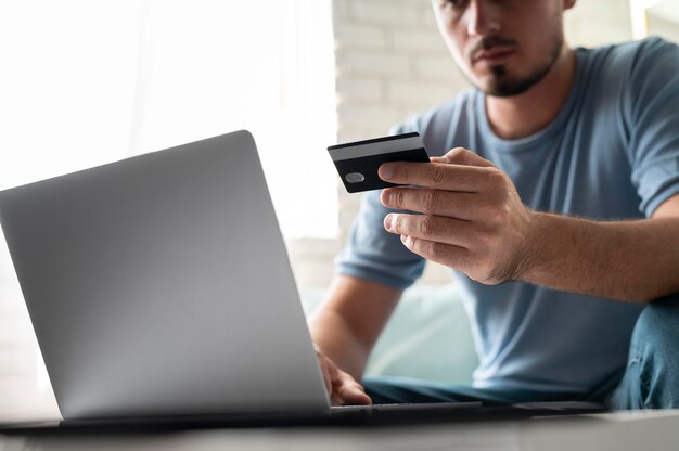 Man die zijn creditcard gebruikt om online te spelen voor een bestelling