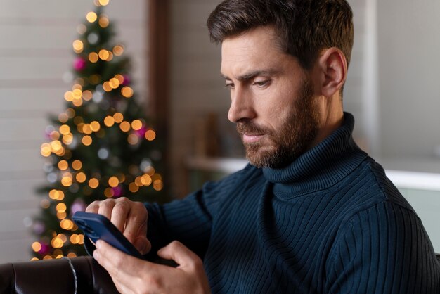 Man die zijn telefoon controleert op eerste kerstdag