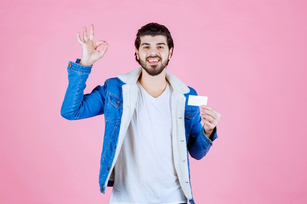 Man die zijn visitekaartje vasthoudt en zijn succes bedoelt