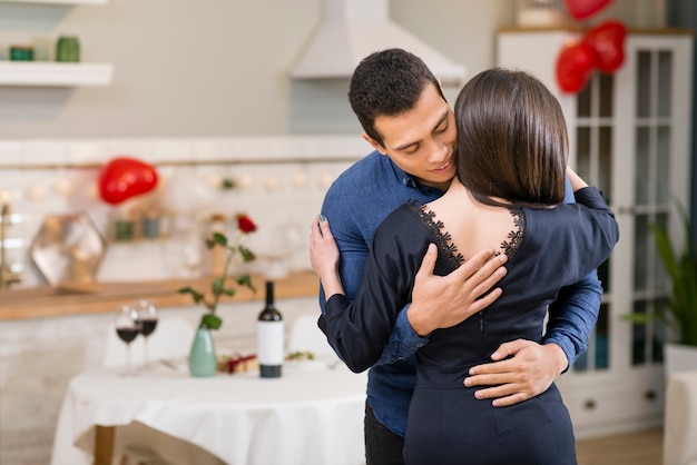 Gratis foto man die zijn vrouw met exemplaarruimte koestert