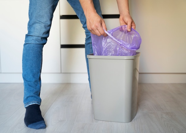 Gratis foto man dienaar doet klusjes in huis