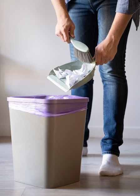 Man dienaar doet klusjes in huis