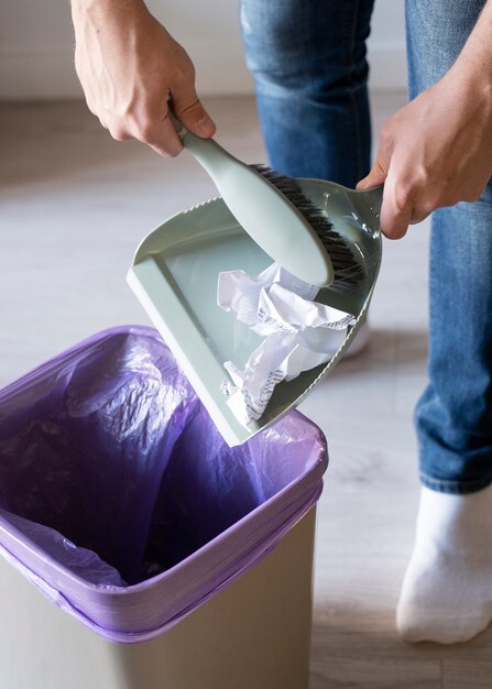 Man dienaar doet klusjes in huis