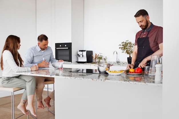 Man dienaar kookt in de keuken