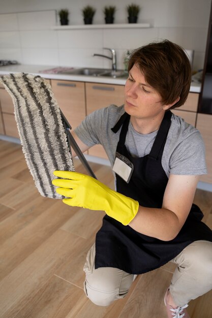 Man dienaar maakt het huis schoon