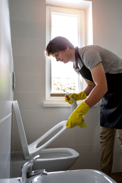 Man dienaar maakt het huis schoon