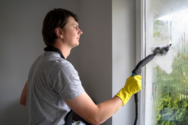 Man dienaar maakt het huis schoon