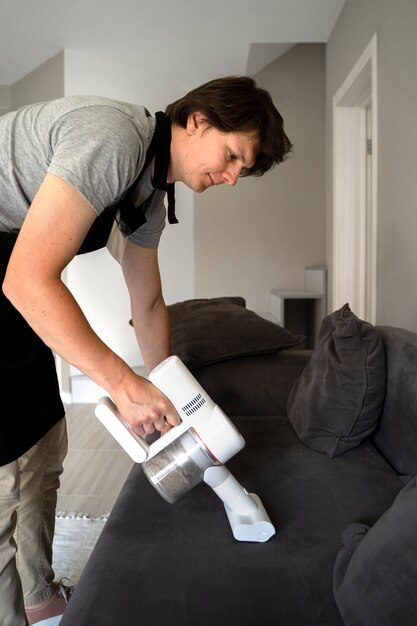 Man dienaar maakt het huis schoon