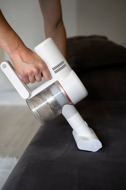 Man dienaar maakt het huis schoon