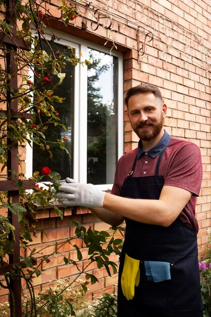 Man dienaar zorgt voor de tuin