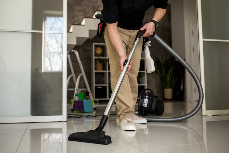 Gratis Foto man doet professionele schoonmaakservice