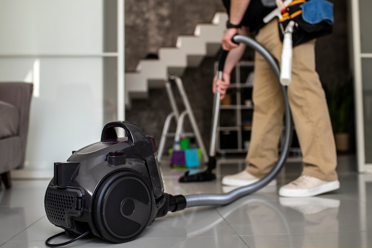 Gratis Foto man doet professionele schoonmaakservice