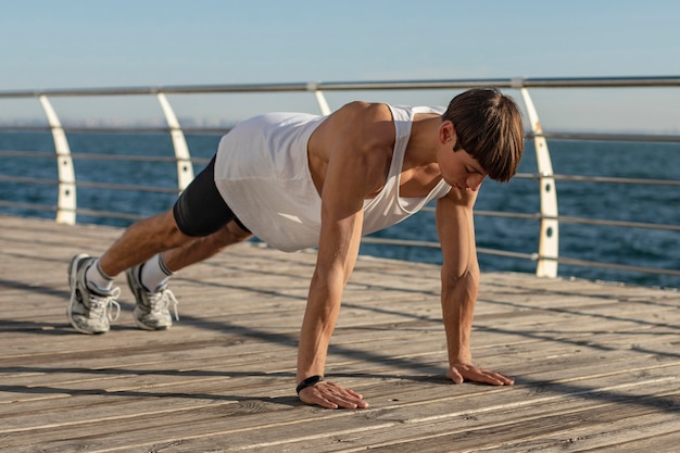 Man doet push-ups aan het strand