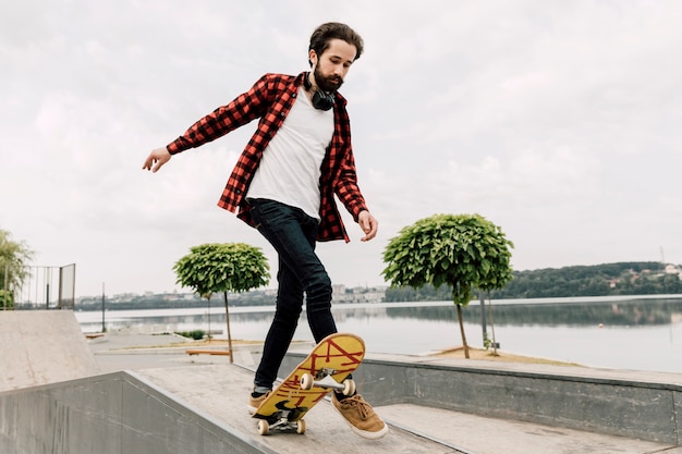 Gratis foto man doet trucs in het skatepark