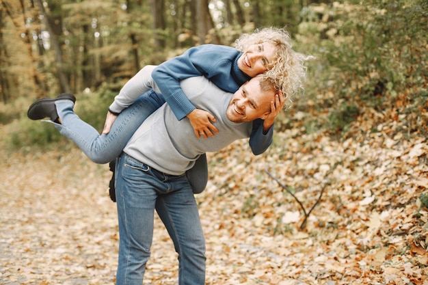 Gratis foto man draagt vrouw op de rug