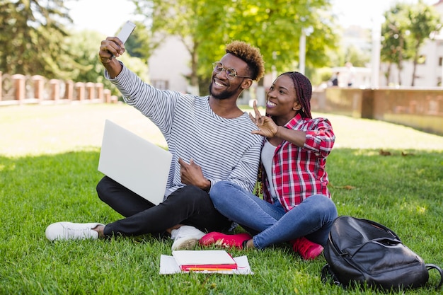 Man en meisje nemen selfie in het park