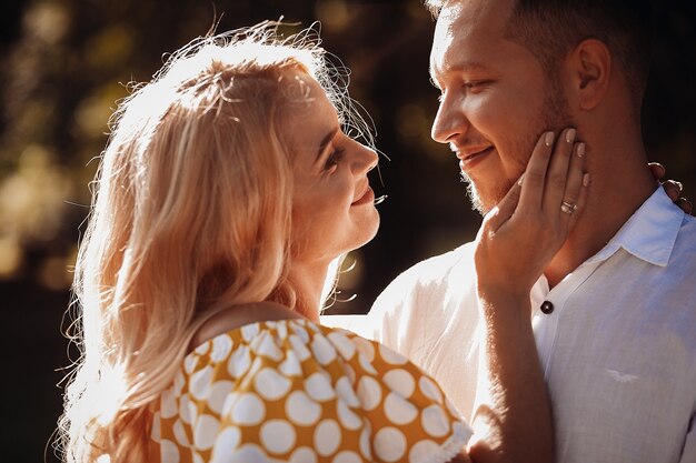 Man en mooie vrouw in gele jurk knuffelen elkaar tender