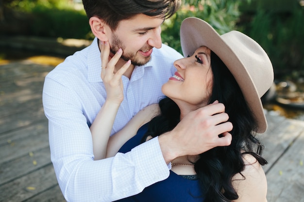 Man en vrouw aan het meer om tijd in elkaars armen door te brengen