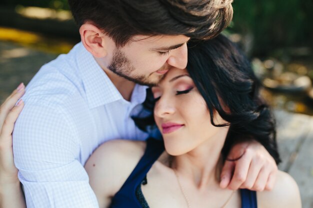 Man en vrouw aan het meer om tijd in elkaars armen door te brengen