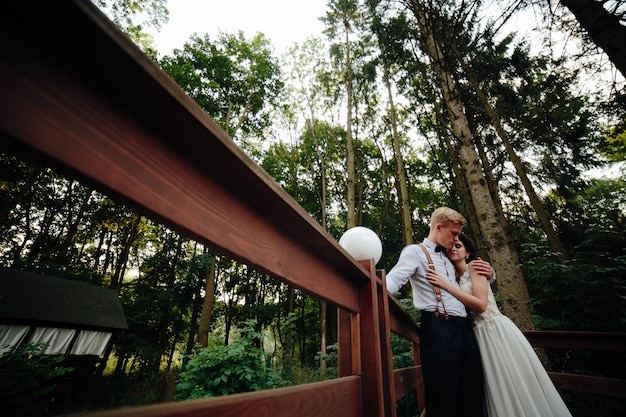 Gratis foto man en vrouw ambrecing op een brug