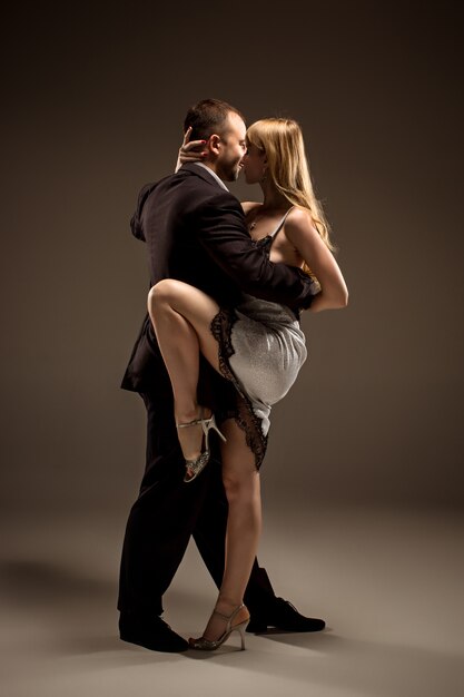 Man en vrouw Argentijnse tango dansen