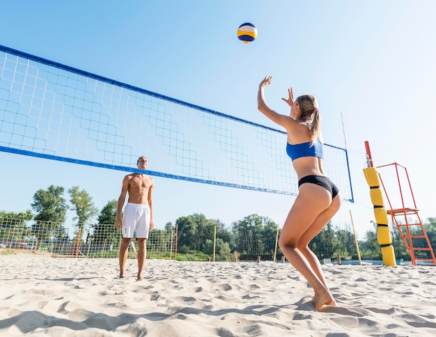 Man en vrouw beachvolleybal spelen