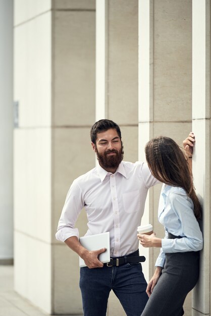 Man en vrouw buiten chatten tijdens koffiepauze