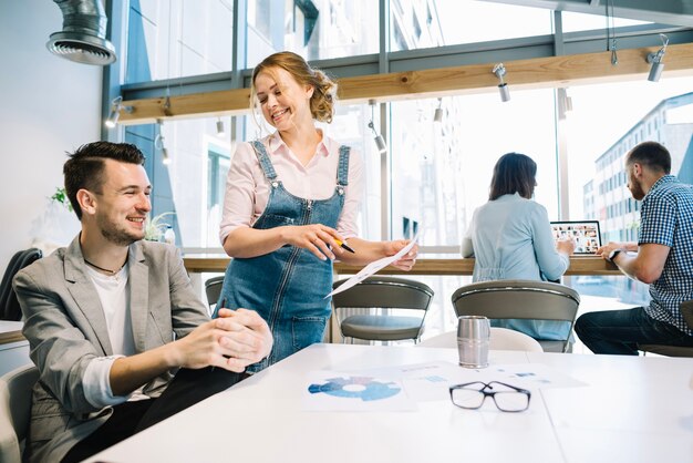 Man en vrouw coworking met papieren