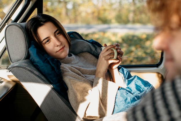 Gratis foto man en vrouw die een leuke roadtrip hebben