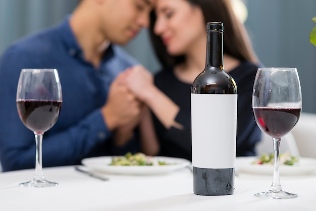 Man en vrouw die een romantisch Valentijnsdagdiner hebben binnen