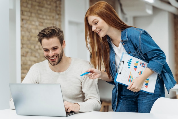 Gratis foto man en vrouw die een zakelijk project bespreken