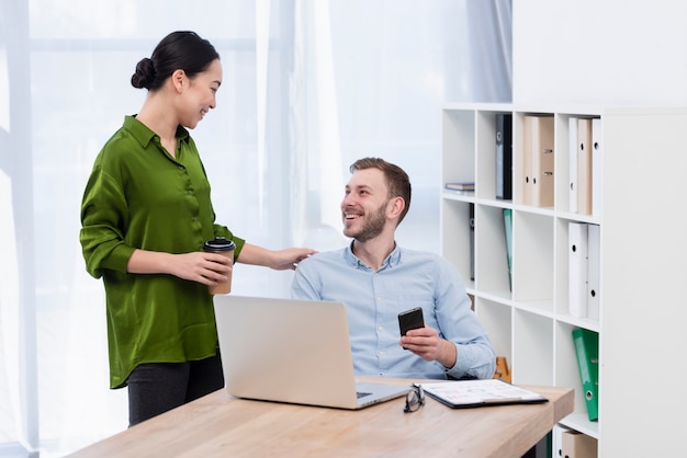 Man en vrouw die elkaar bekijken