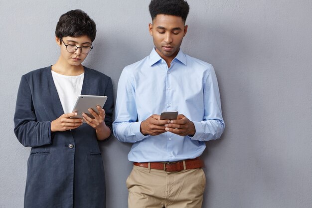 Man en vrouw die formele kleding dragen