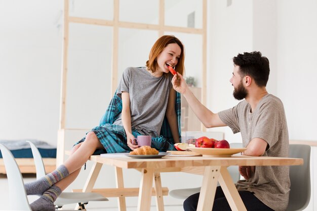 Man en vrouw die in de keuken eten