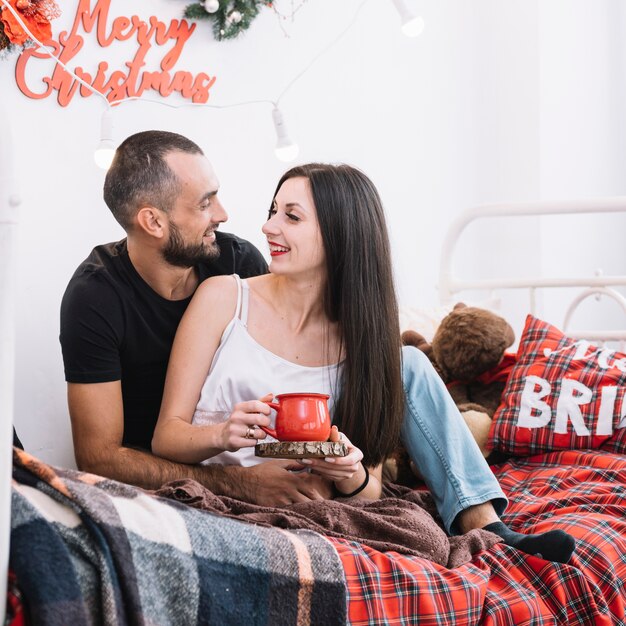 Man en vrouw die op bed koesteren