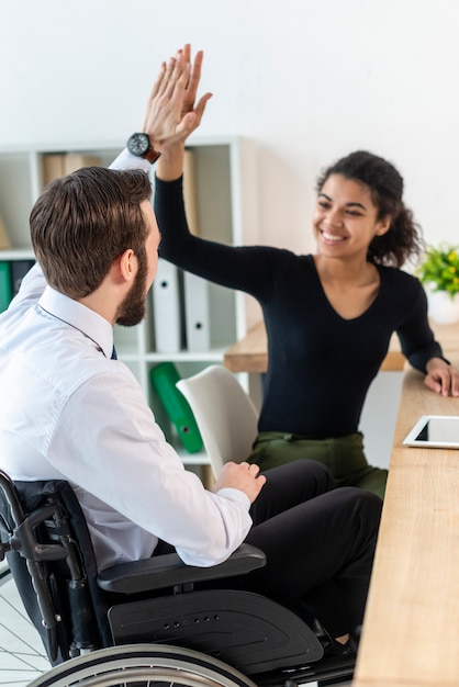 Gratis foto man en vrouw die op het kantoor samenwerken