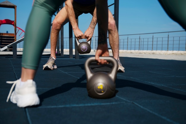 Man en vrouw die samen buiten trainen