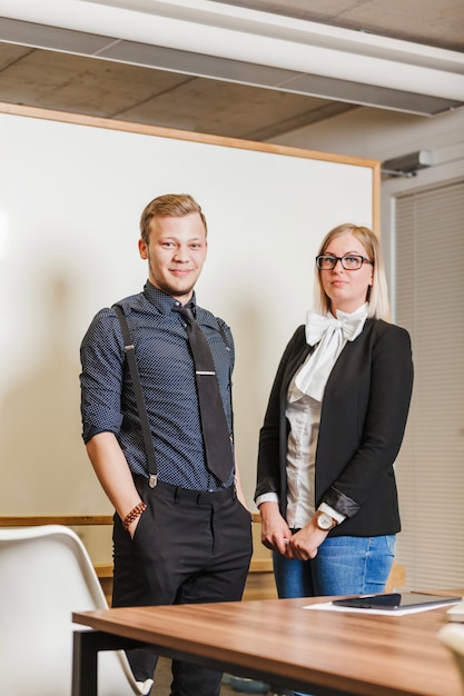 Man en vrouw die tegen whiteboard staan