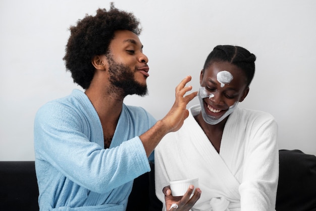 Man en vrouw die thuis voor hun gezicht zorgen