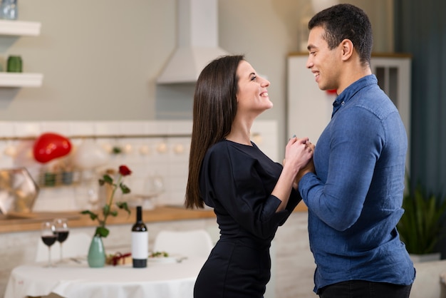 Man en vrouw hand in hand op Valentijnsdag met kopie ruimte