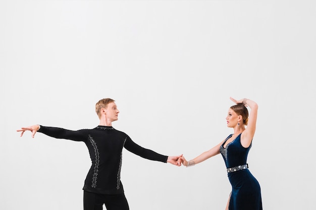 Man en vrouw hand in hand tijdens de dans