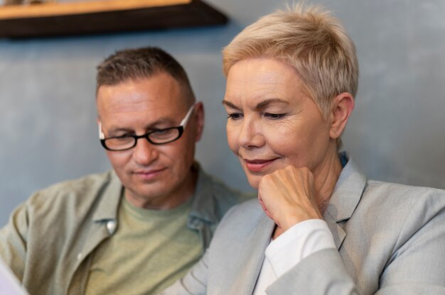 Man en vrouw hebben een leuke date in een coffeeshop