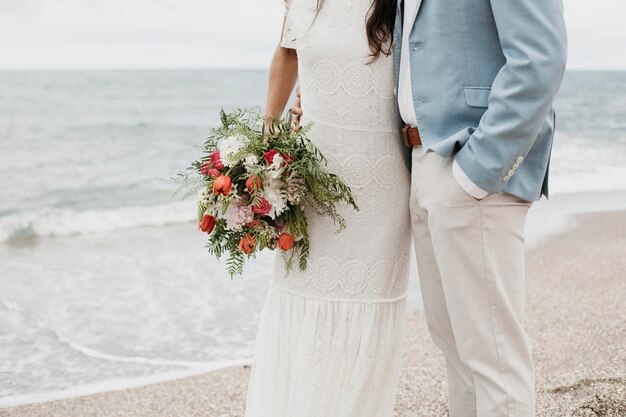 Man en vrouw hebben een strandhuwelijk