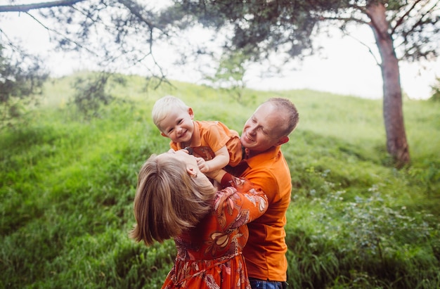 Man en vrouw hebben plezier met hun zoon in het bos