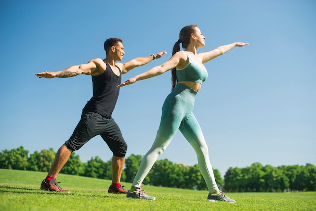Man en vrouw het beoefenen van yoga buiten